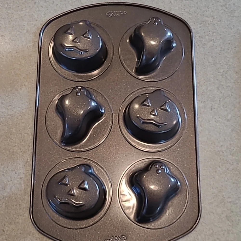 Wilton Ghost and Pumpkin Bakeware Set NEW